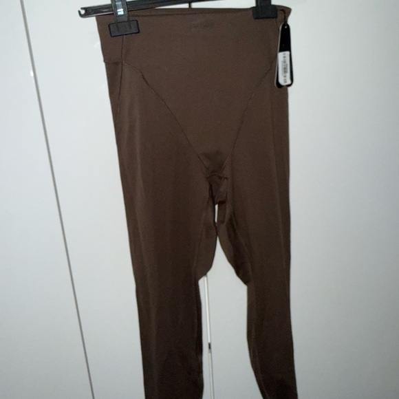 SKIMS matte v panel legging 26 inch - Picture 2 of 5